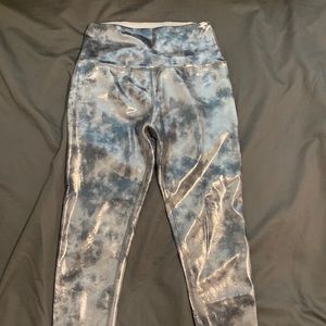Beyond Yoga Shiny Silver Leggings Size Small